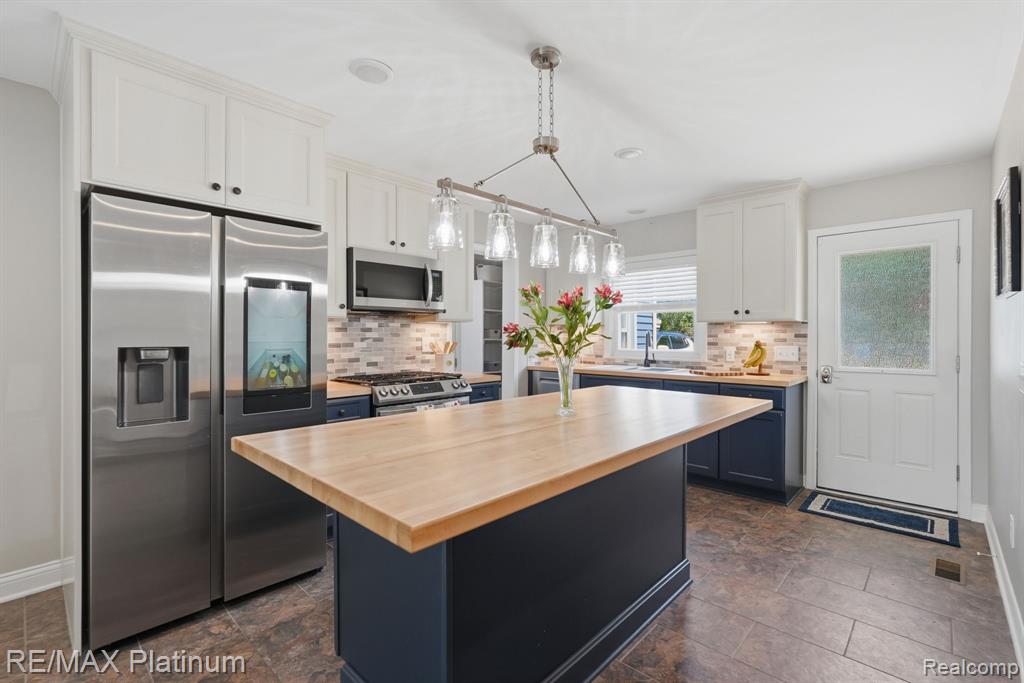 1612 South Hughes Road Brighton, MI 48114 - Photo 4 of 53