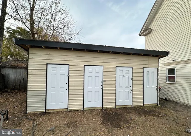 a view of a house with garage