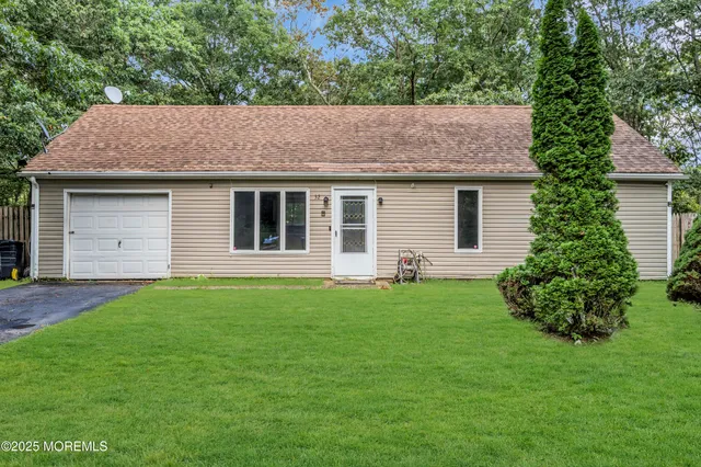 a house that is sitting in the grass