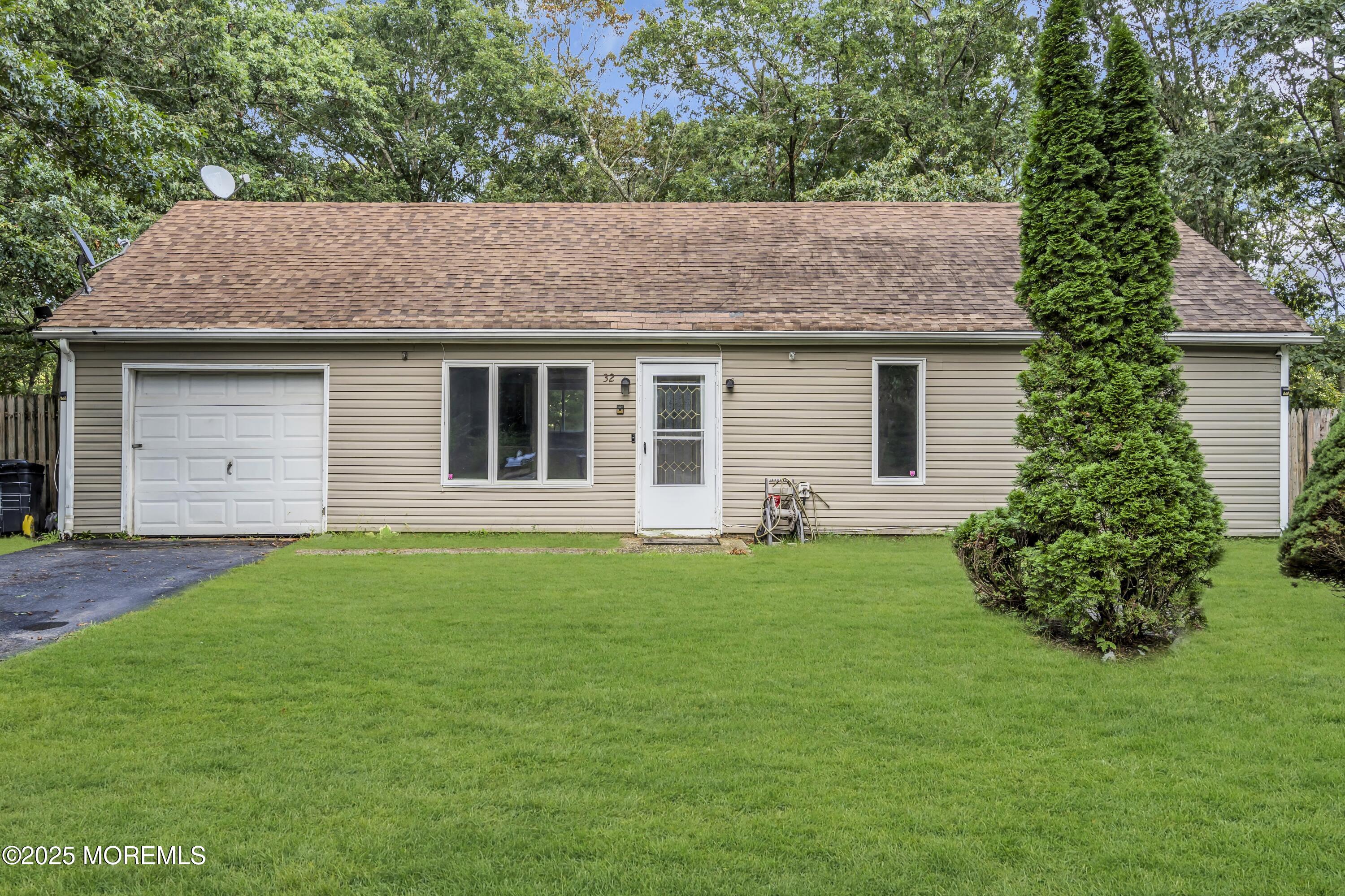 a house that is sitting in the grass