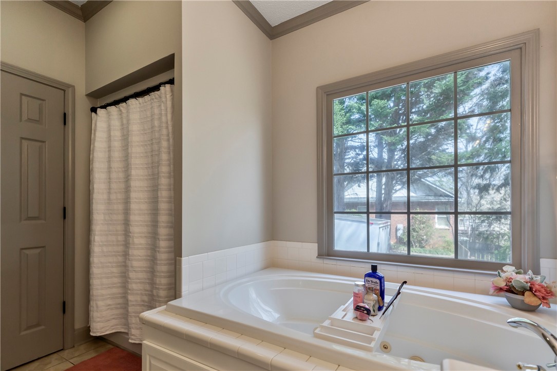 106 Engram Lane Anderson, SC 29621 - Photo 17 of 27 Master Bath