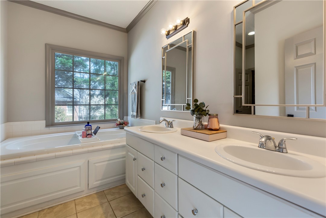 106 Engram Lane Anderson, SC 29621 - Photo 18 of 27 Master Bath