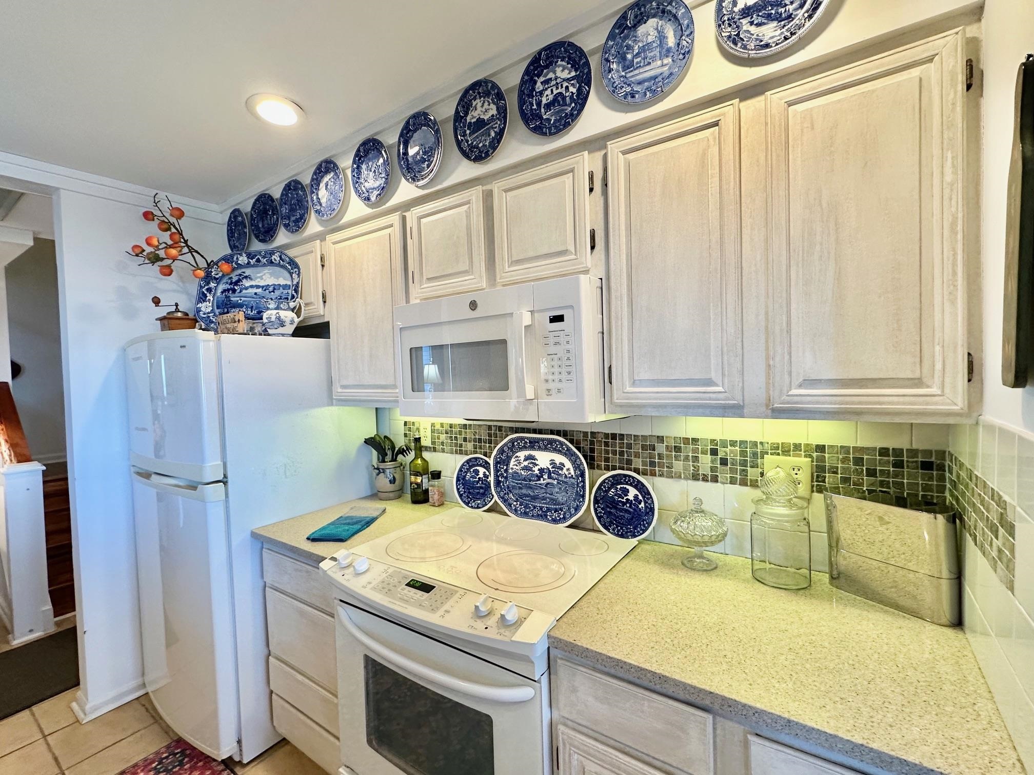 3206 North Ridge Wintergreen, VA 22967 - Photo 17 of 41 a kitchen with a refrigerator and a stove