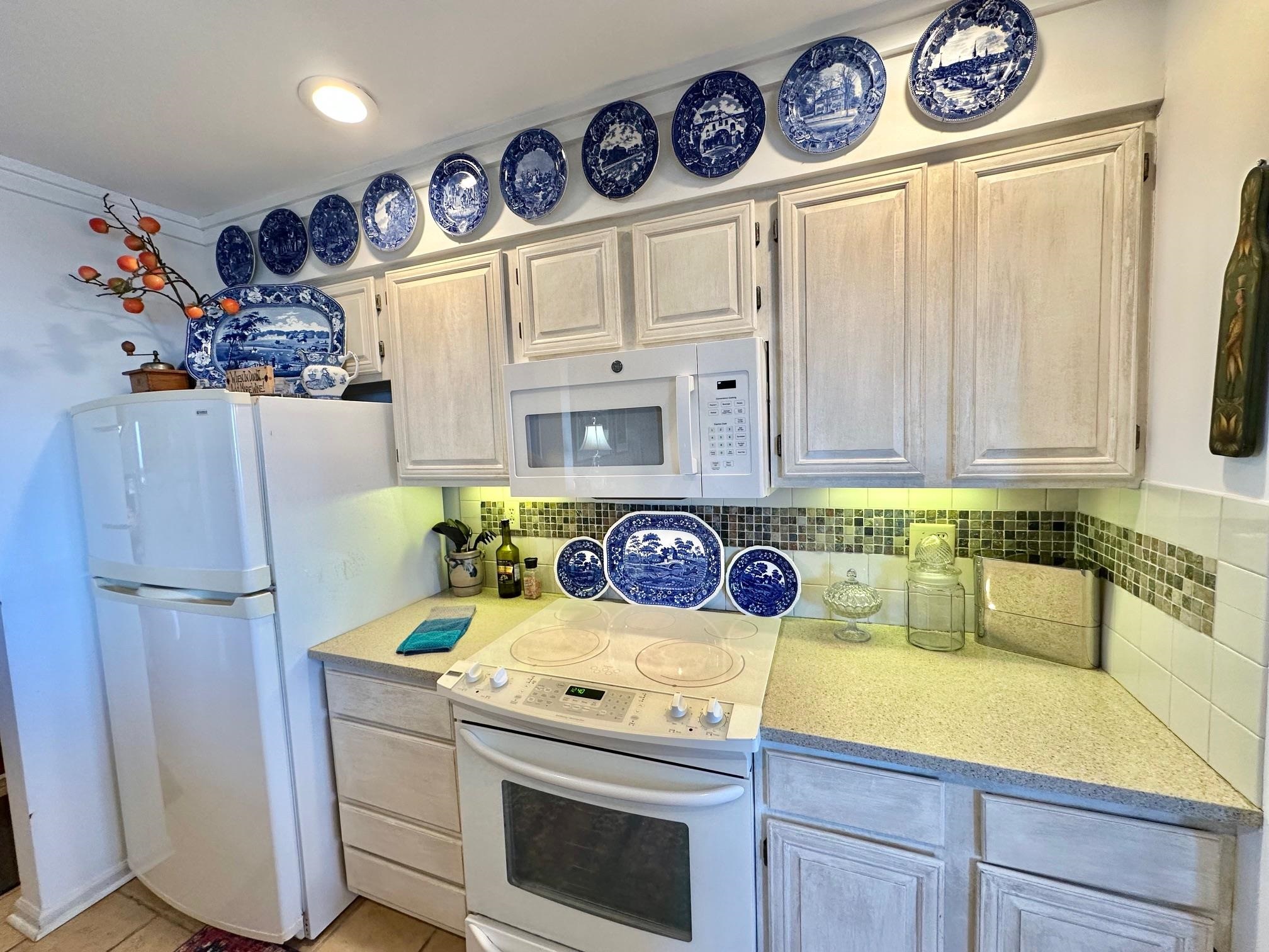 3206 North Ridge Wintergreen, VA 22967 - Photo 20 of 41 a kitchen with a refrigerator and a stove top oven
