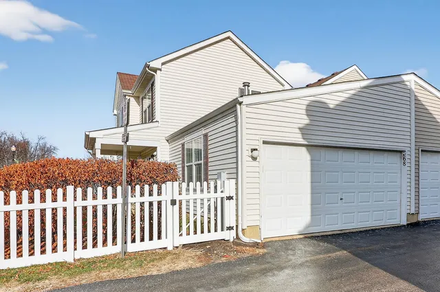 $225,000 | 668 Four Seasons Boulevard, Aurora, IL 60504