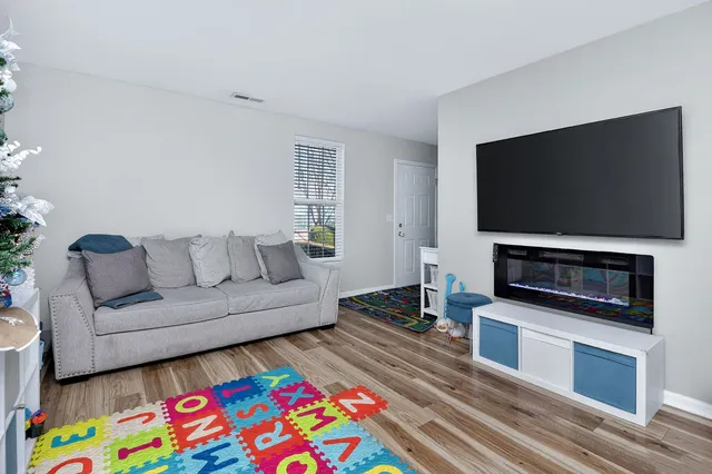 $225,000 | 668 Four Seasons Boulevard, Aurora, IL 60504