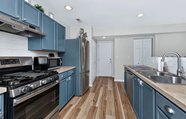 $225,000 | 668 Four Seasons Boulevard, Aurora, IL 60504