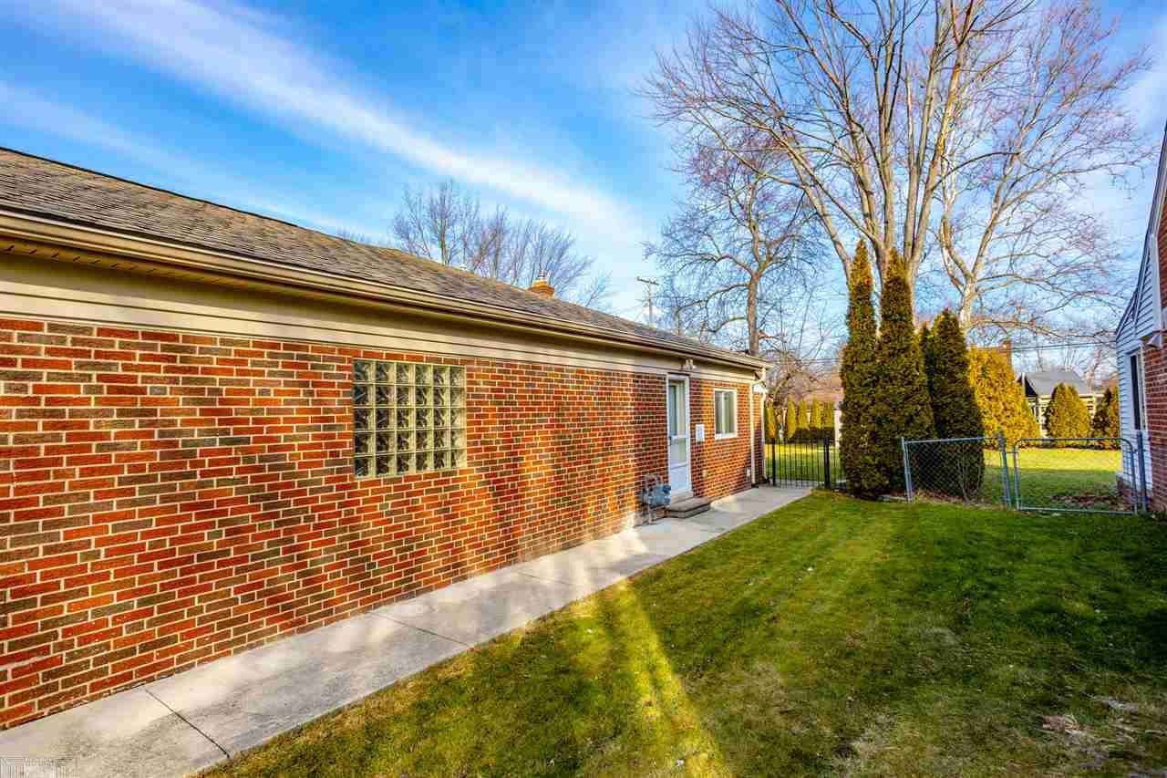 1476 South Renaud Road Grosse Pointe, MI 48236 - Photo 6 of 44 50031547-5.JPG