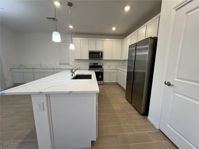 $2,450 | 7470 South Pioneer Way, Las Vegas, NV 89113