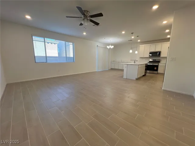 $2,450 | 7470 South Pioneer Way, Las Vegas, NV 89113