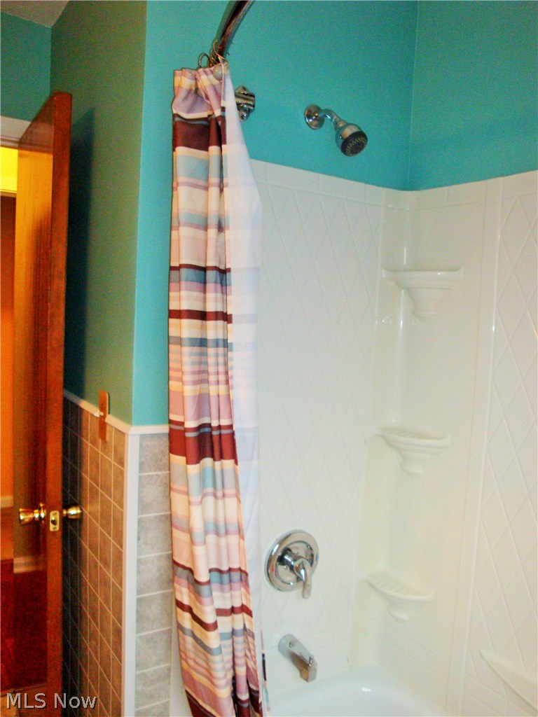 858 Reed Avenue Akron, OH 44306 - Photo 8 of 15 Shower/bath with updated shower head.
