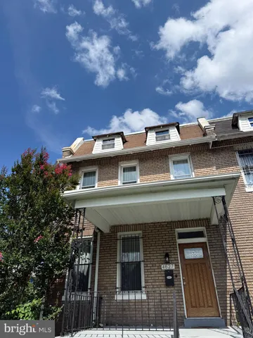 a view of a house with backyard and porch