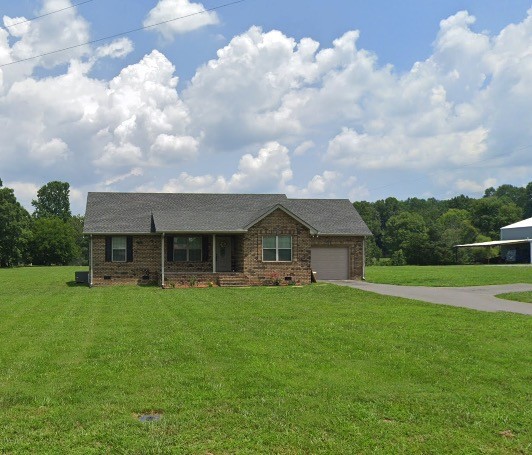 a view of a yard in front of house