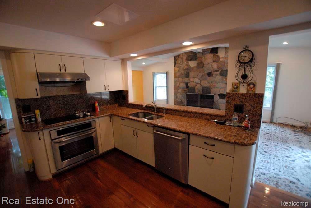 33926 Old Timber Road Farmington, MI 48331 - Photo 5 of 24 newer kitchen appliance and hood vent to outside. The opening design bring more light to the kitchen.