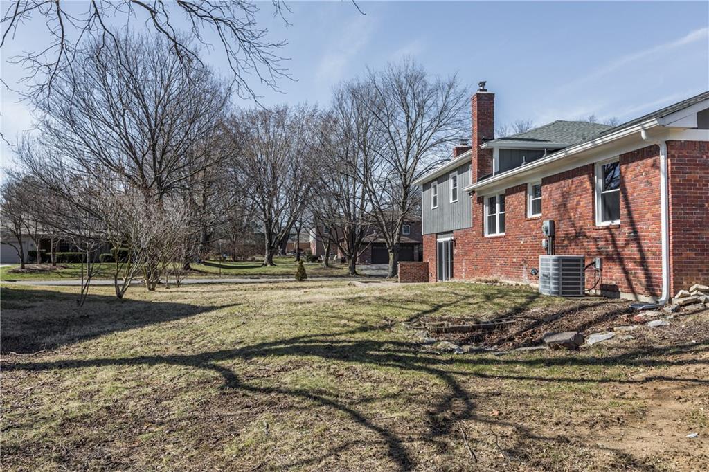 1917 Brewster Road Indianapolis, IN 46260 - Photo 27 of 39 Gallery Image 27