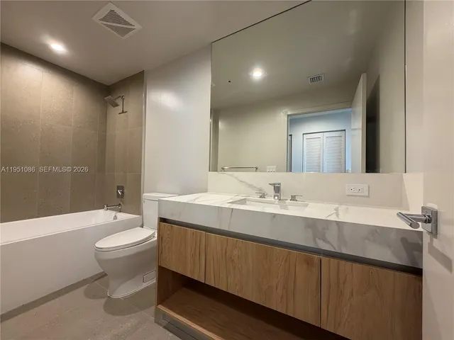 $5,400 | 11 Northeast 6th Street, Unit 1714, Miami, FL 33132