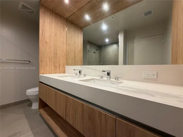 $5,400 | 11 Northeast 6th Street, Unit 1714, Miami, FL 33132