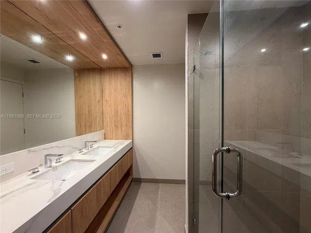 $5,400 | 11 Northeast 6th Street, Unit 1714, Miami, FL 33132