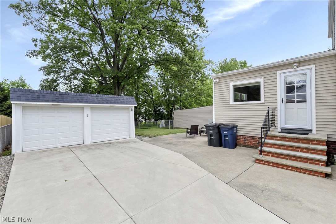 1356 Gordon Road Lyndhurst, OH 44124 - Photo 3 of 28