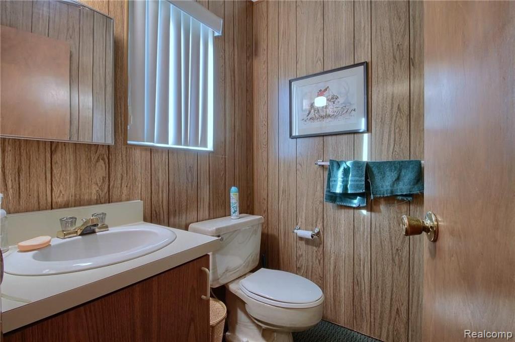 659 North Rosedale Court Grosse Pointe Woods, MI 48236 - Photo 15 of 36