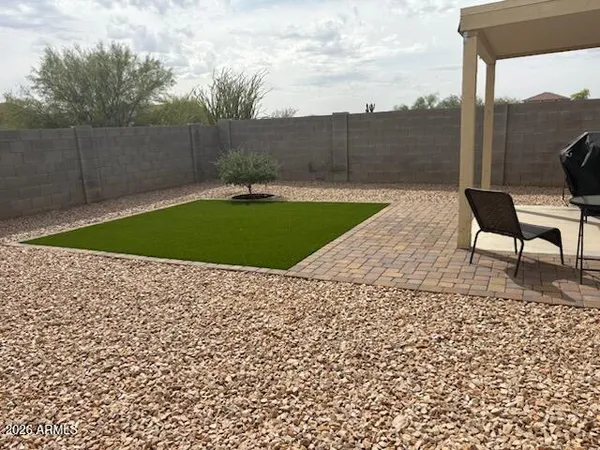 a view of a backyard