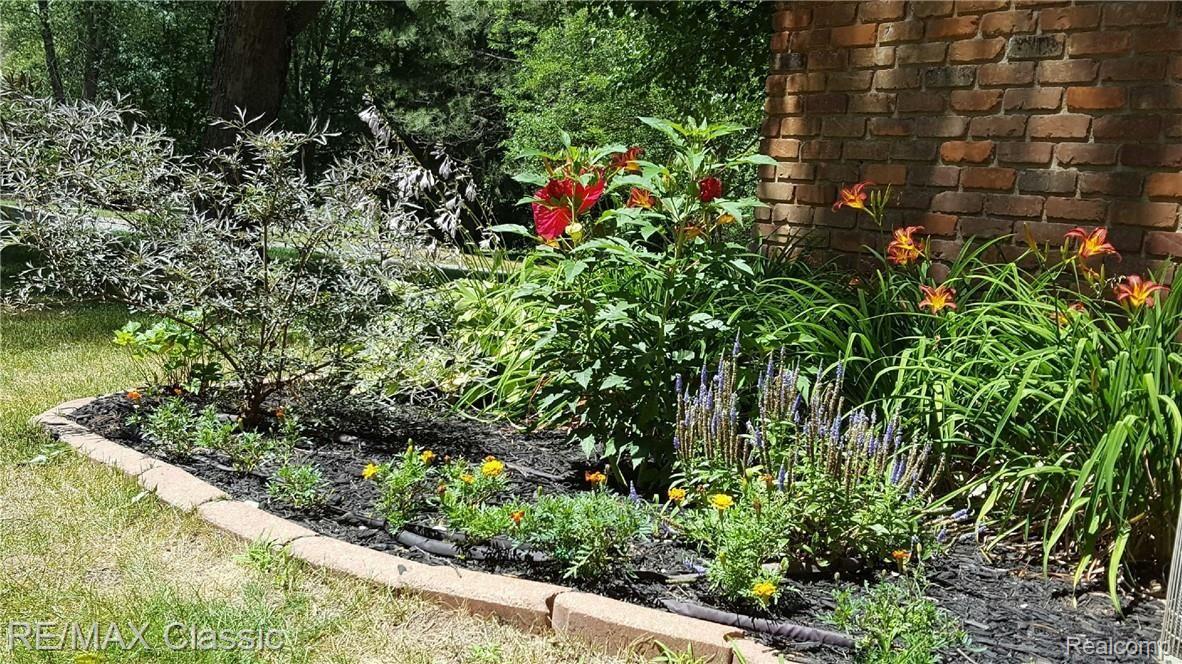 4860 Harvey Lake Road Highland, MI 48356 - Photo 19 of 57 pic flowers (1).jpg