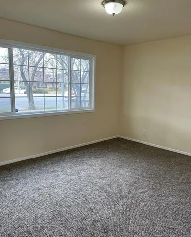 a view of small yard in front of house