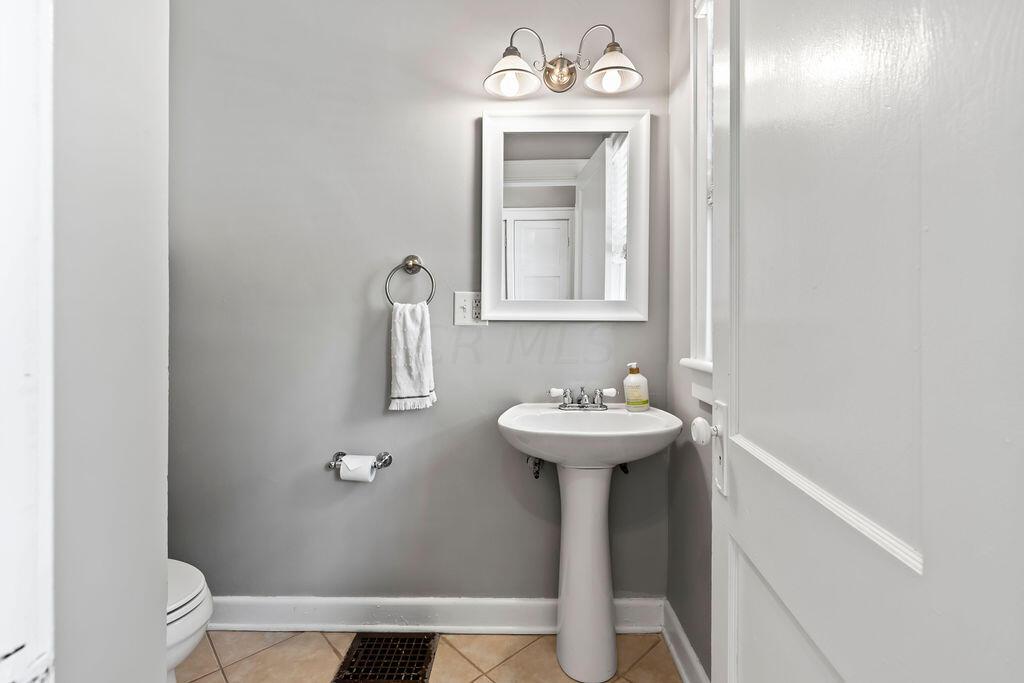 176 East Torrence Road Columbus, OH 43214 - Photo 37 of 64 1/2 Bath