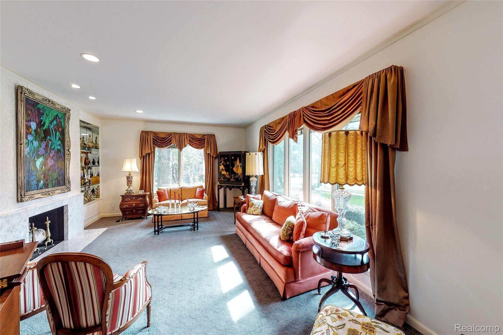 876 Covington Road Bloomfield Hills, MI 48301 - Photo 4 of 32 Family Room1.jpg