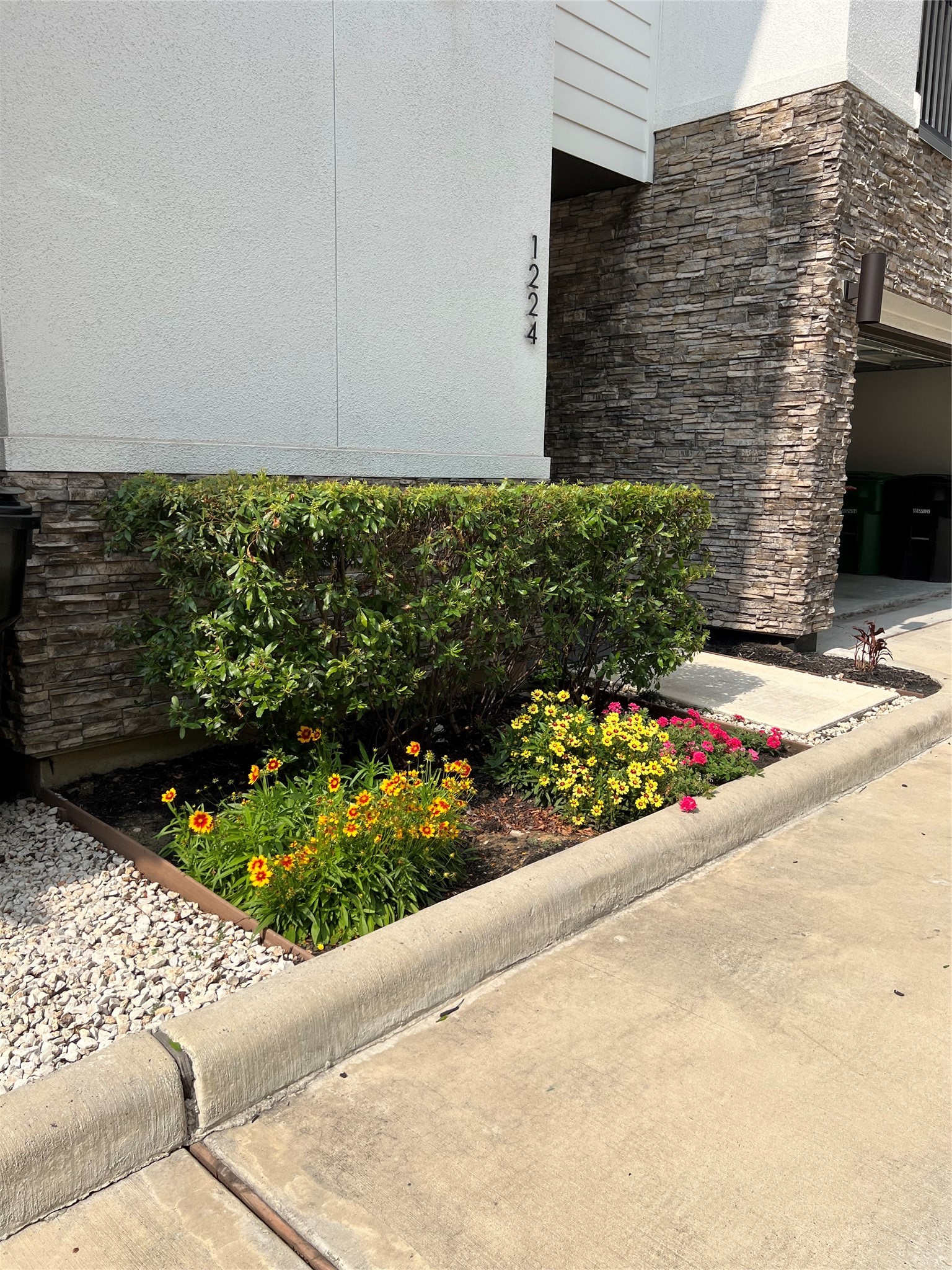 1224 Upton Street Houston, TX 77020 - Photo 41 of 48 Landscape in front of home