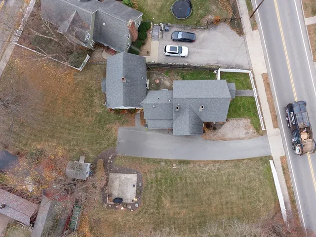 a view of a yard in front of house