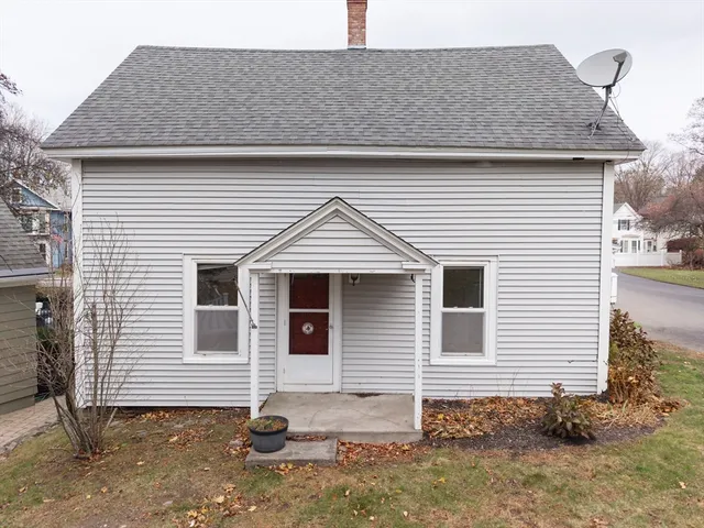 a view of a house with backyard