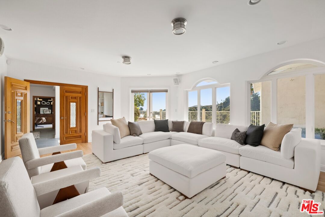 1939 Stradella Road Los Angeles, CA 90077 - Photo 23 of 36