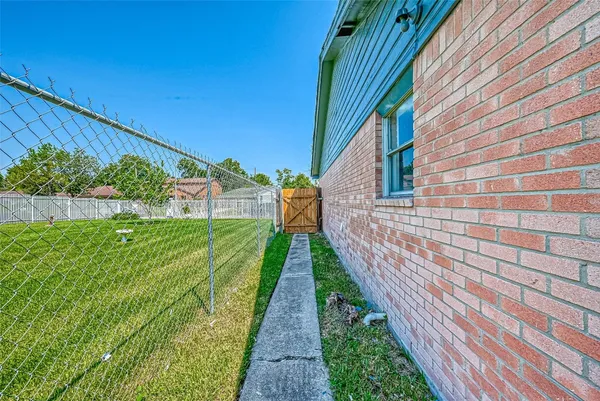 $1,900 | 3918 Tavenor Lane, Houston, TX 77047