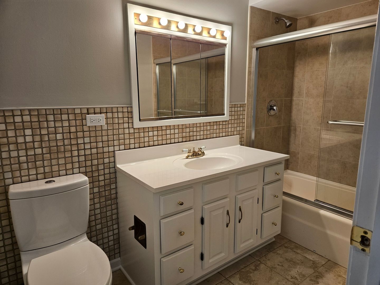 4012 North Sheridan Road, Unit GN Chicago, IL 60613 - Photo 12 of 13 a bathroom with a sink toilet and shower