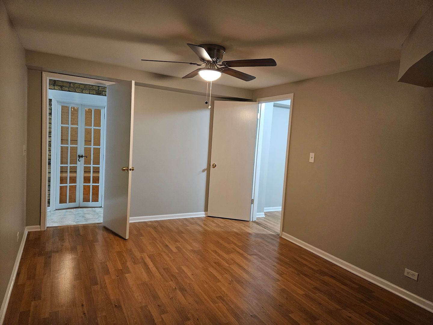 4012 North Sheridan Road, Unit GN Chicago, IL 60613 - Photo 7 of 13 a view of an empty room with wooden floor and a window