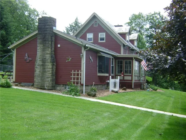 a view of a house with a yard