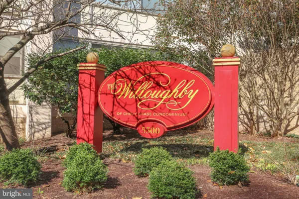 an aerial view of a tennis court