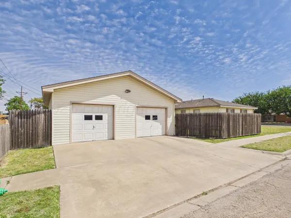 $200,000 | 2201 North Zimmers Street, Pampa, TX 79065