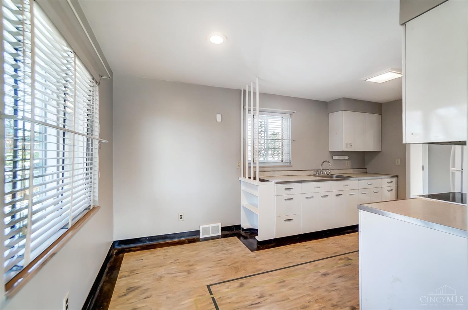 3673 Boomer Road Cincinnati, OH 45247 - Photo 7 of 26