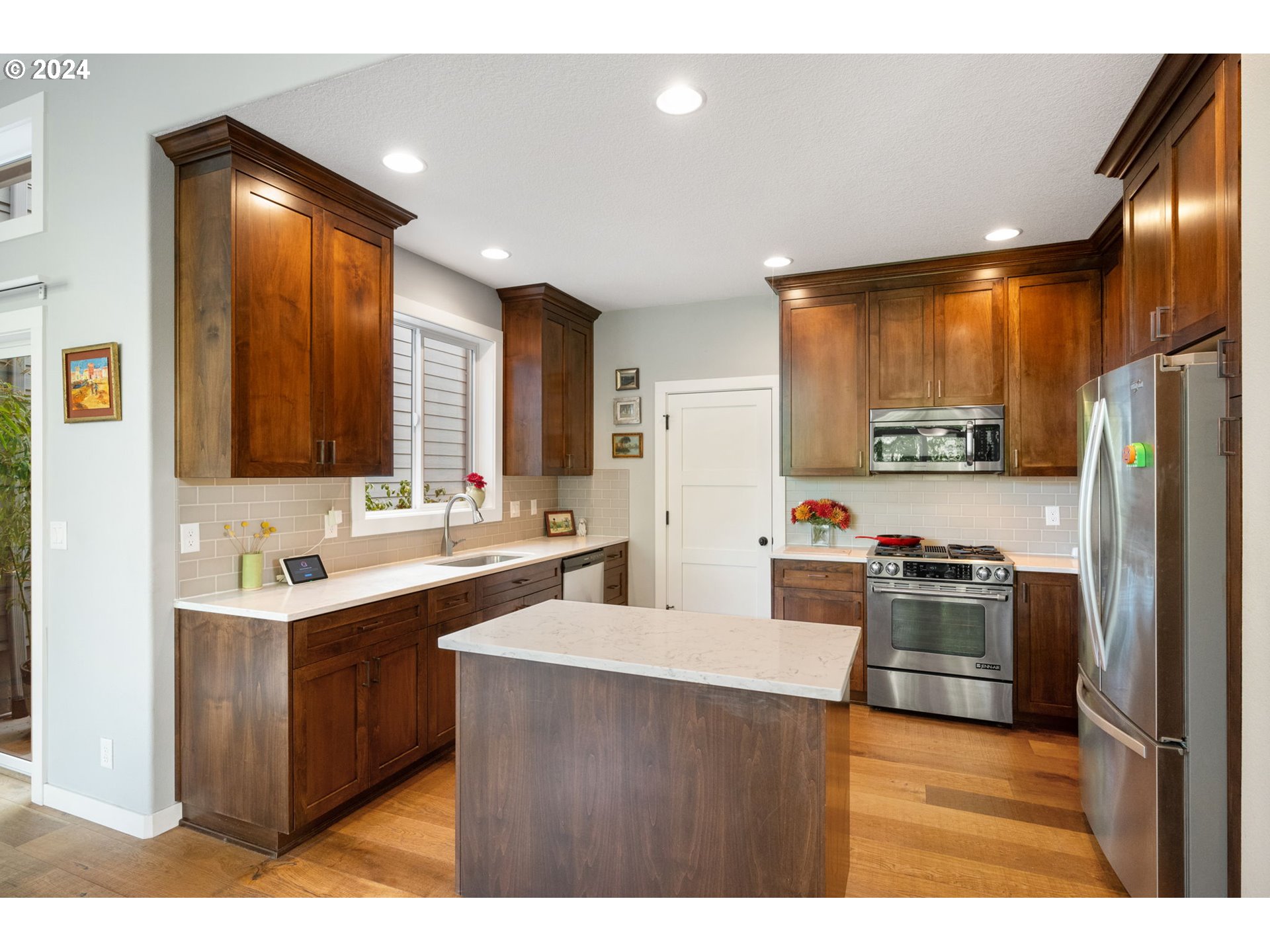 9218 Southwest Brier Place Portland, OR 97219 - Photo 12 of 38 Gallery Image 12
