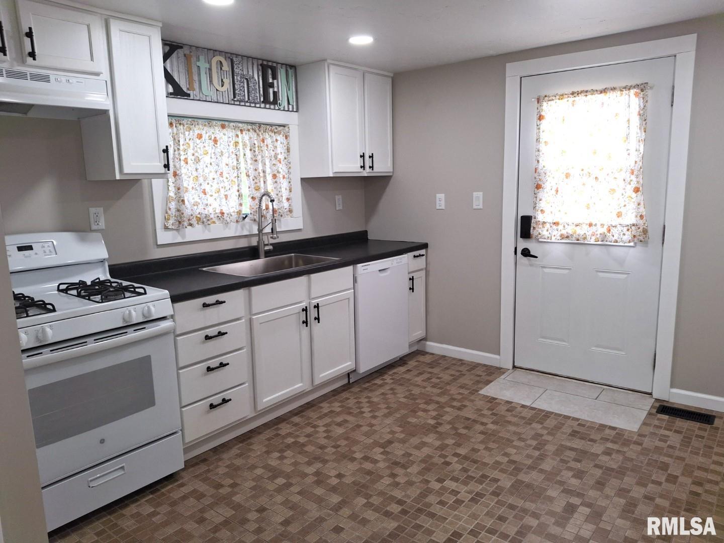 476 West Myrtle Street Canton, IL 61520 - Photo 4 of 33