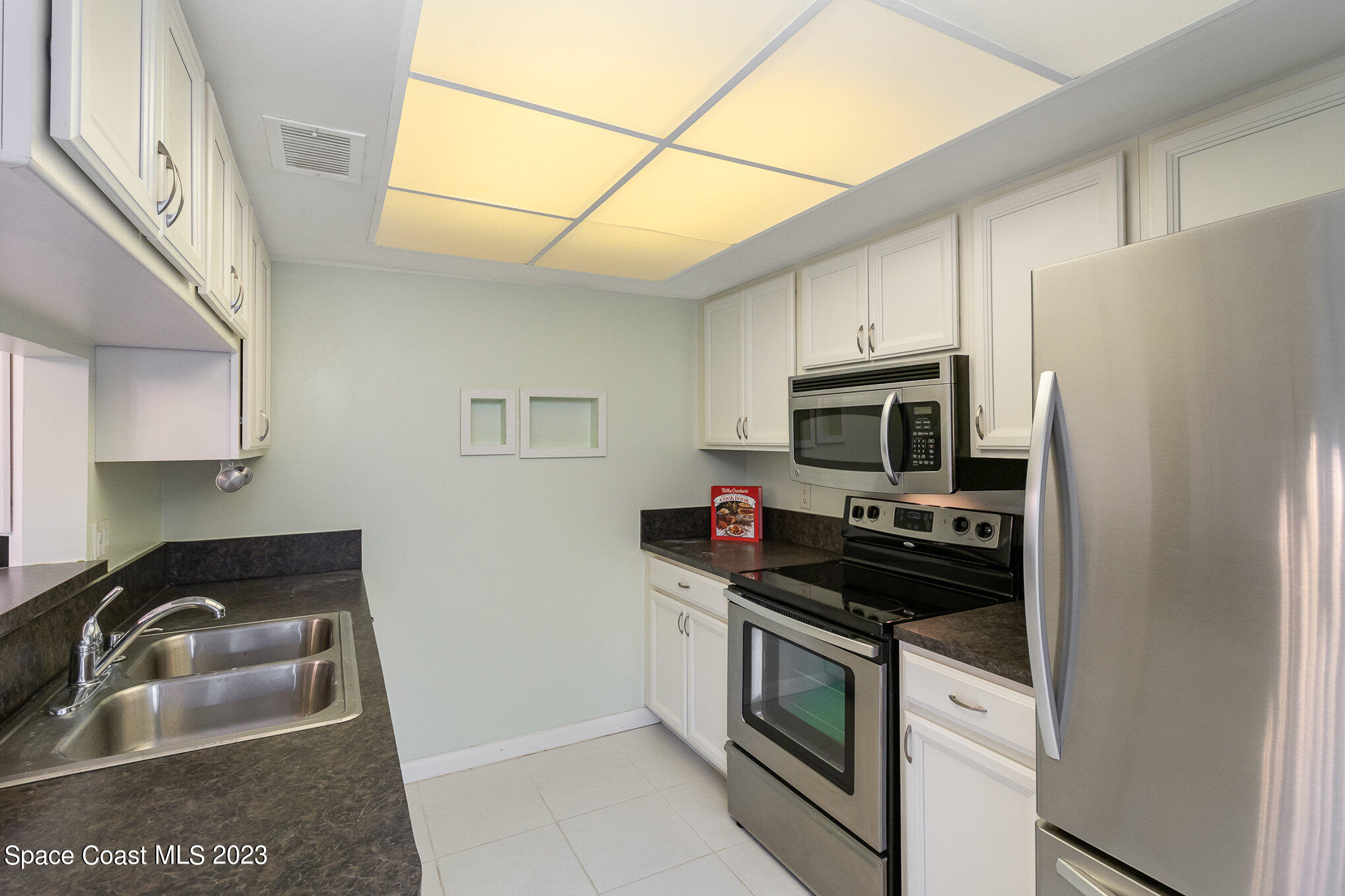 756 Ridge Club Drive, Unit 61 Melbourne, FL 32934 - Photo 11 of 29 a kitchen with a sink stove and refrigerator