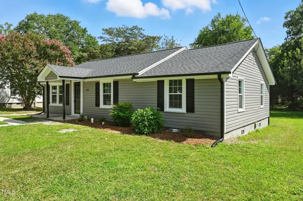 a view of a house with a yard