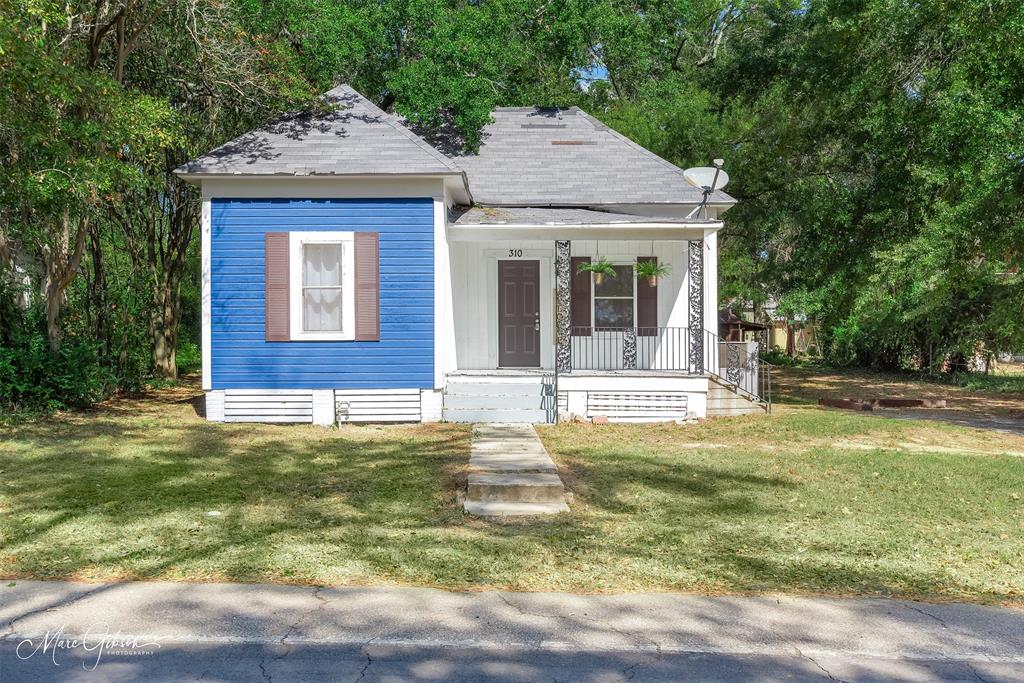 310 West Tennessee Avenue Vivian, LA 71082 - Photo 1 of 1 a front view of a house with a yard