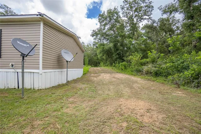 a view of a barn in the middle of a yard