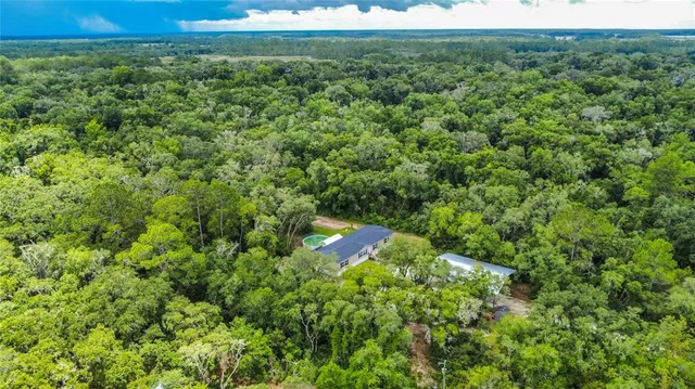 a view of a back yard
