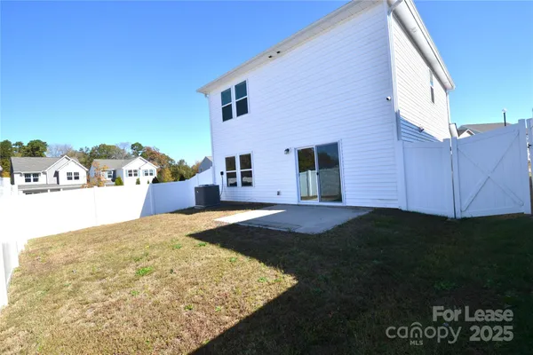 a view of back yard of the house