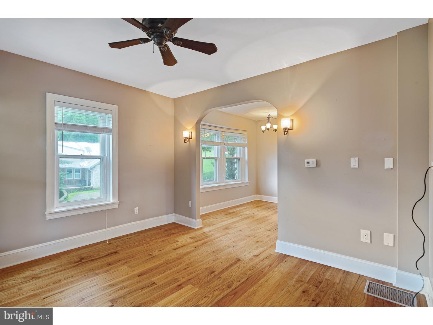 633 Convent Road Aston, PA 19014 - Photo 5 of 22 Living Room