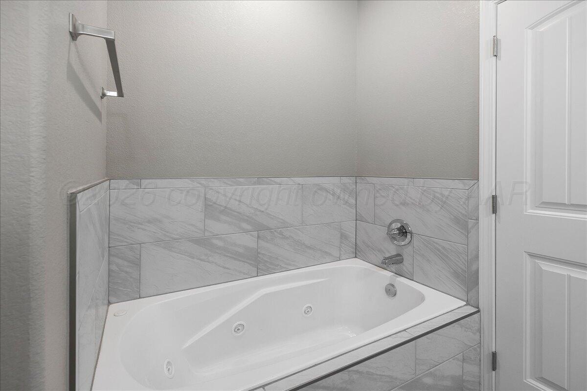 39 Cm Lane Canyon, TX 79015 - Photo 15 of 26 a bathroom with a bathtub